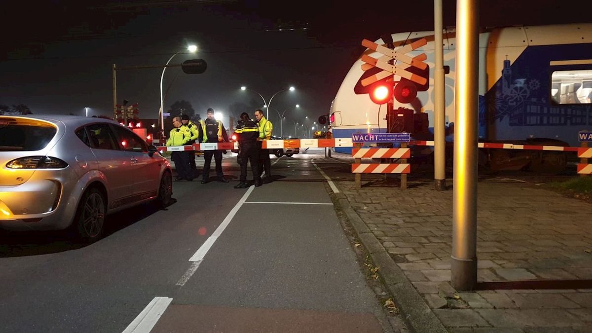 Treinverkeer tussen Enschede en Hengelo weer op gang na aanrijding met auto RTV Oost Treinverkeer tussen Enschede en Hengelo weer op gang na aanrijding met auto RTV Oost