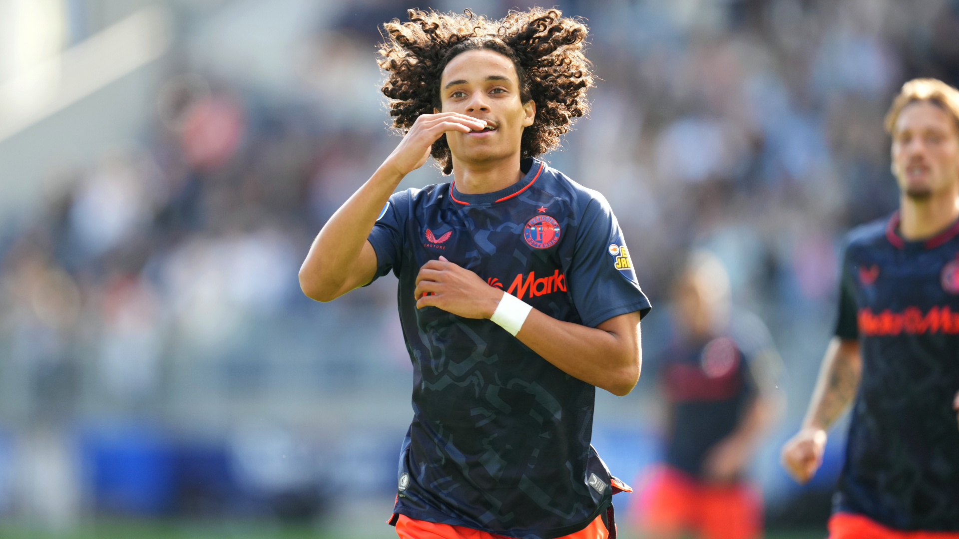Gjivai Zechiël viert zijn openingstreffer tegen SC Cambuur