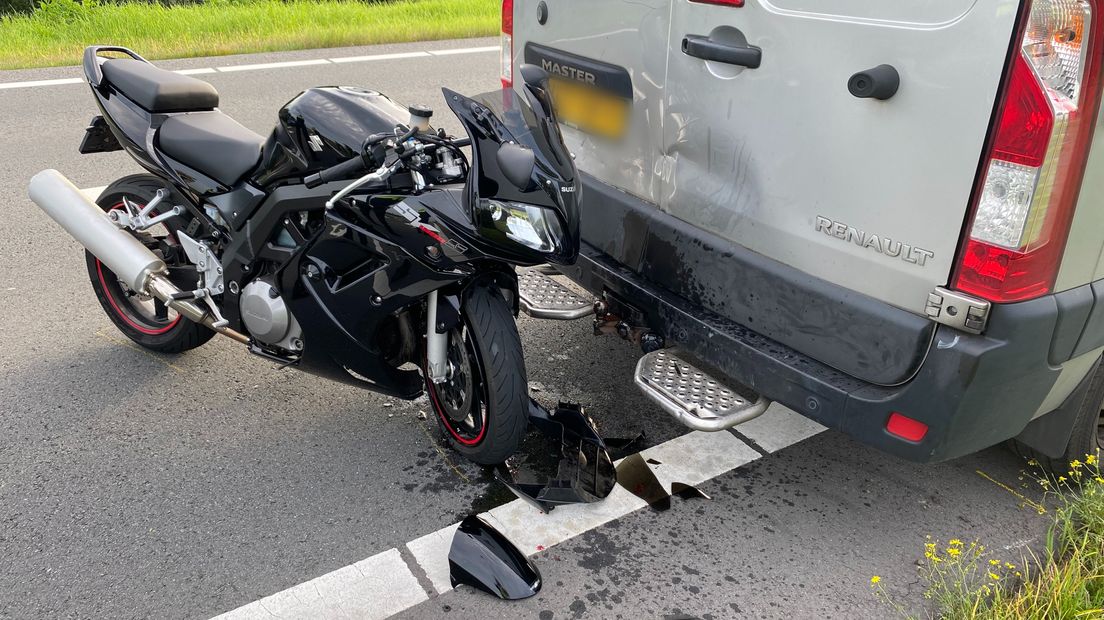 Zowel de bestelbus als de motor liepen flinke schade op