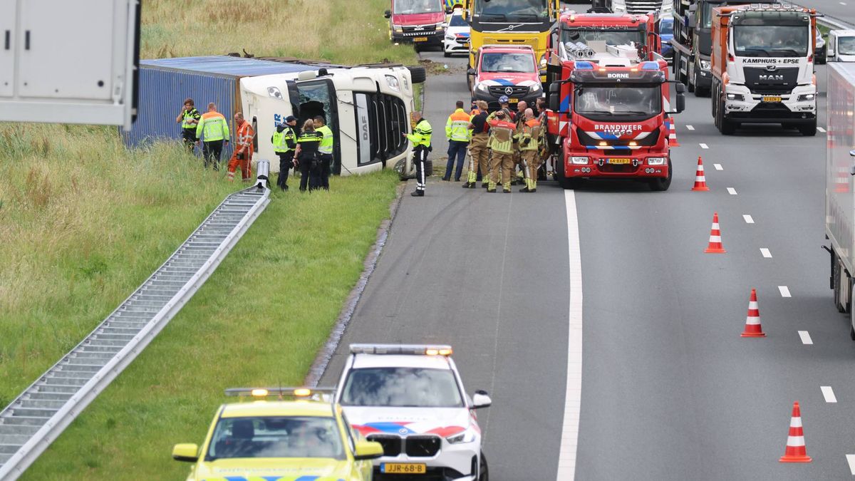 112 Nieuws: Weg dicht na ontploffing fietsaccu | Aanslag met brandbom in Deventer