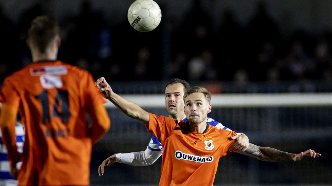 Koos Werkman van SV Spakenburg en Tim Freriks van VV Katwijk in duel