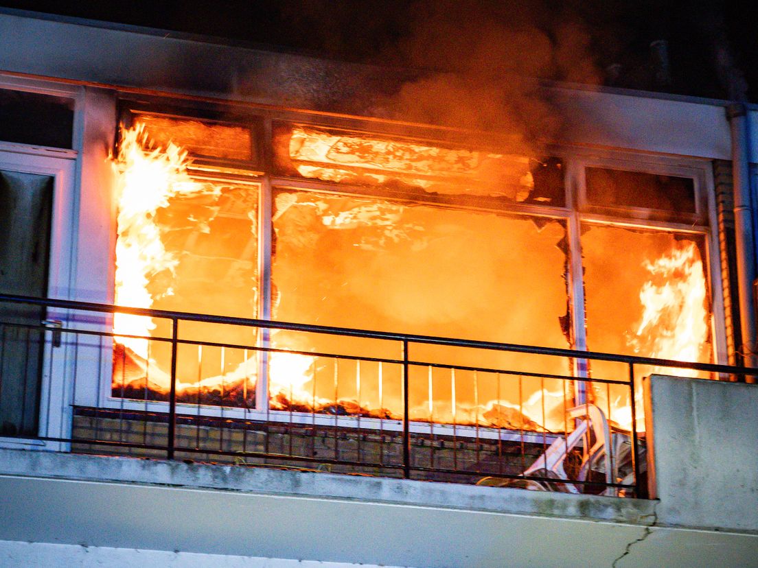 De vlammen sloegen een tijdje uit het appartement in Spijkenisse