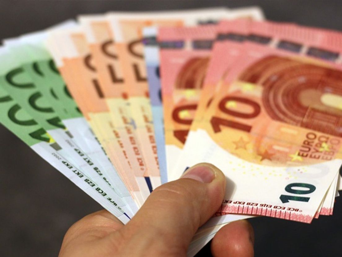 De man verzon een verzon een verhaal waarmee hij hun pinpas en pincode wist te krijgen