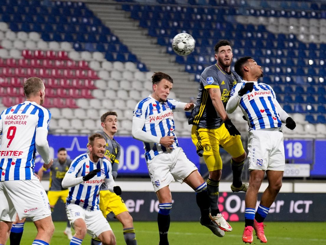 Marcos Senesi kopt de 0-2 op het scorebord bij sc Heerenveen-Feyenoord