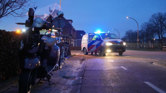 Fietser gewond na botsing met scooter in Smilde. Fietser gewond na botsing met scooter in Smilde.
