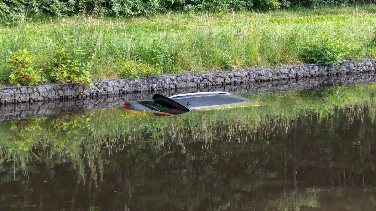 Auto belandt in het water bij Lippenhuizen