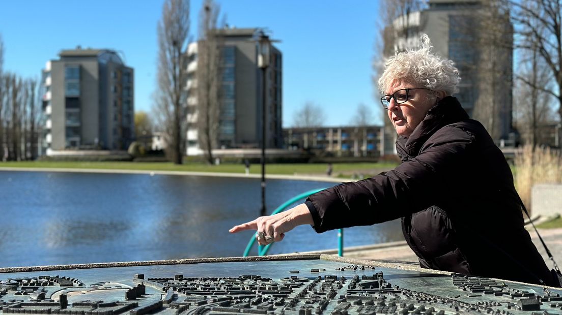 Trudy de Mooy boven een maquette van Kattenbroek.