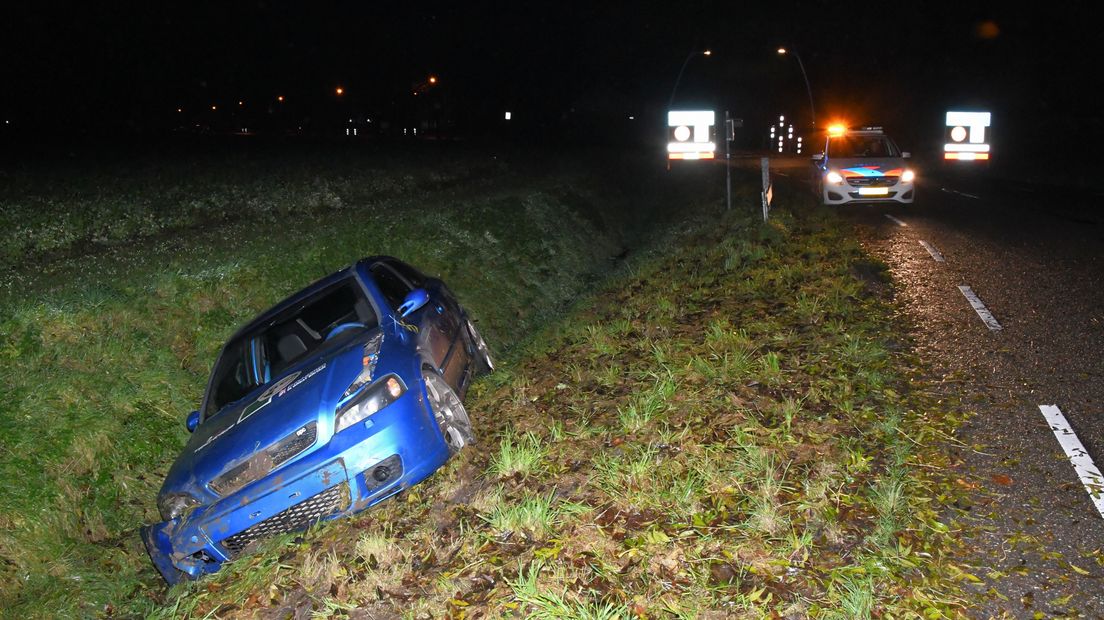 Auto belandt in sloot bij Oud-Vossemeer