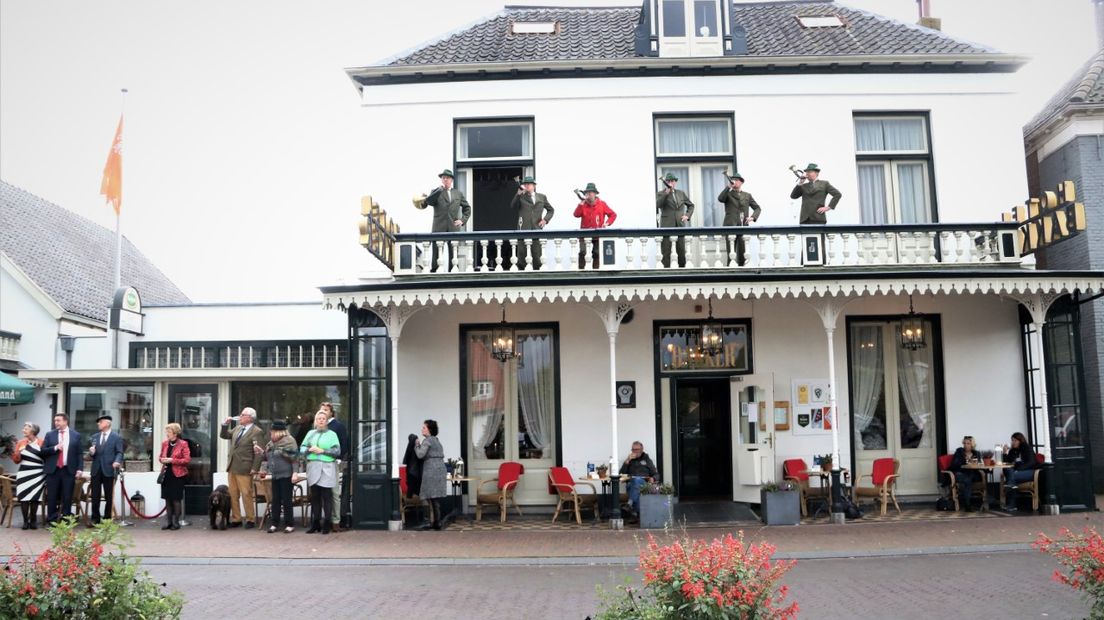 De vlag wordt gehesen bij Hotel Bakker;