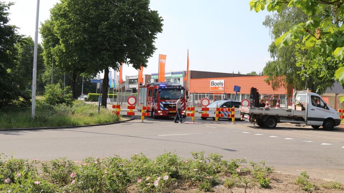 Ede heeft een groot deel van het bedrijventerrein Frankeneng afgesloten, omdat er tijdens de grote brand van zondagochtend asbest is vrijgekomen. Dit betekent dat veel autobedrijven in het gebied op Tweede Pinksterdag dicht blijven.