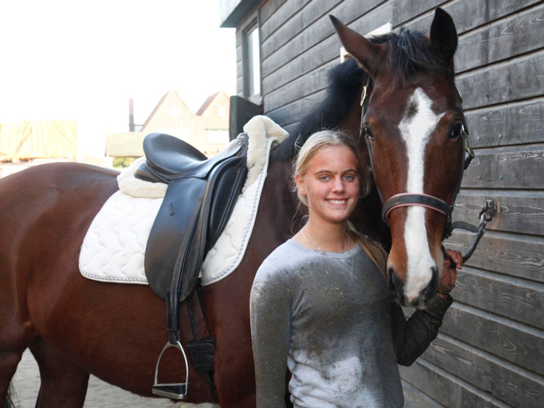Dordts meisje redt paard uit mestbak