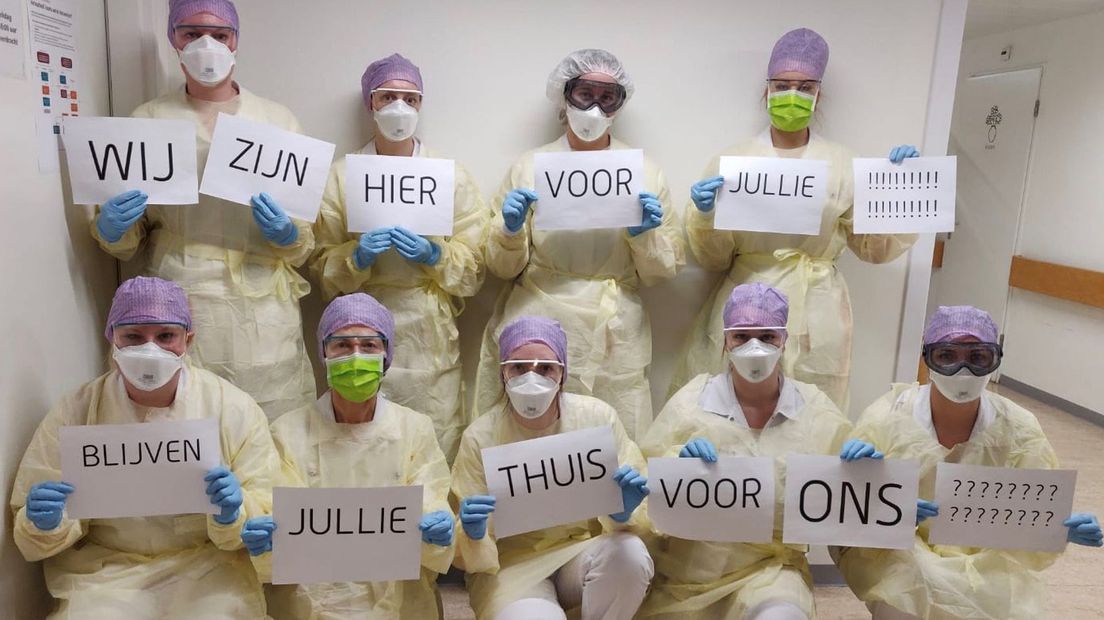 Verpleegkundigen van het Antonius Ziekenhuis in Nieuwegein roepen het land op om thuis te blijven.
