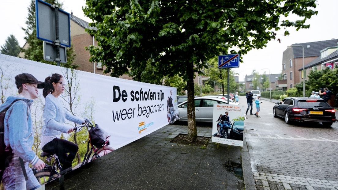 Kinderen fietsen vanaf vandaag weer naar school (Rechten: ANP/Robin van Lonkhuijsen)