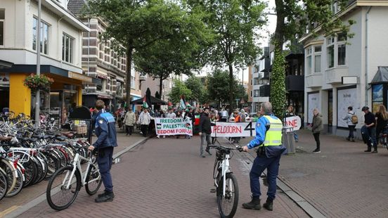 Free Palestina demonstratie in Apeldoorn • botsing met drie autos. Free Palestina demonstratie in Apeldoorn • botsing met drie autos.