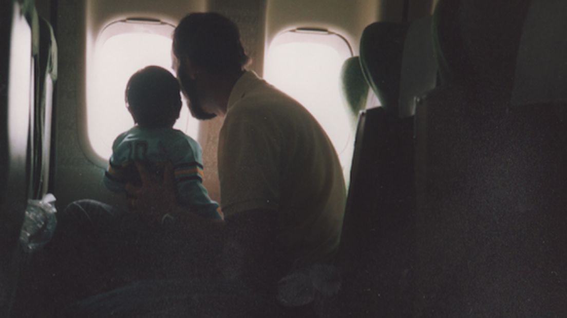 Thomas met zijn vader in het vliegtuig naar Nederland.
