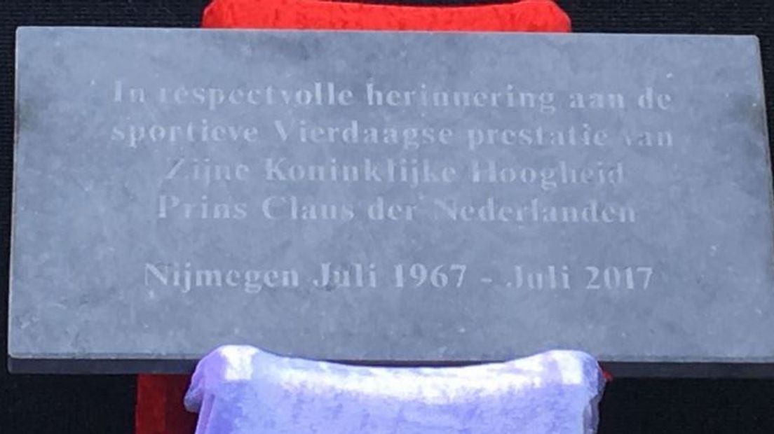 De plaquette die in juli werd onthuld op de Via Gladiola in Nijmegen en die herinnert aan de deelname van prins Claus aan de Vierdaagse, heeft nu een plek. De gedenksteen is geplaatst op het terrein van concertgebouw De Vereeniging.