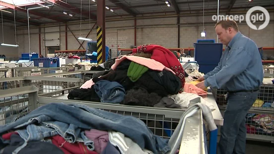 Op de Dag van de Duurzaamheid is in Ede een nieuw textielsorteercentrum geopend. Het gaat om een samenwerking tussen kledinginzamelaar Curitas en het kringloopbedrijf in Ede. Het centrum zorgt er niet alleen voor dat kleding wordt gerecycled, het levert ook banen op.