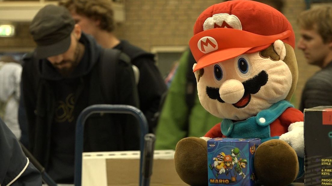 De Atari 2600, de MSX, de Nes of de Super Nes...voor sommigen is het jeugdsentiment of nostalgie, maar voor veel bezoekers van de Retro Spelcomputer Beurs in Apeldoorn is het nog altijd een serieuze tijdsbesteding.