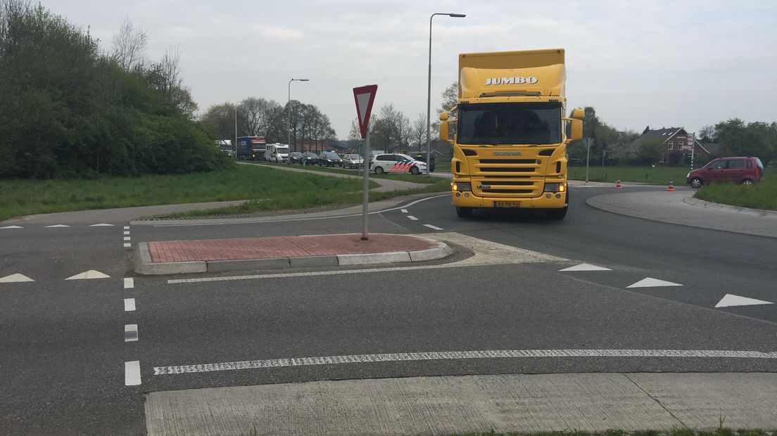 Een vrachtwagen van een grote supermarktketen heeft vrijdagmorgen enige tijd het verkeer op een rotonde op de N318 in Aalten geblokkeerd. De truck heeft panne en veroorzaakte een forse file. Automobilisten spraken over een vertraging van 40 minuten.