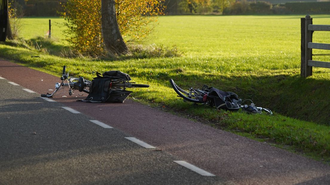 De fietsers in Dalfsen werden van achteren aangereden; vermoedelijk zag de bestuurder ze over het hoofd
