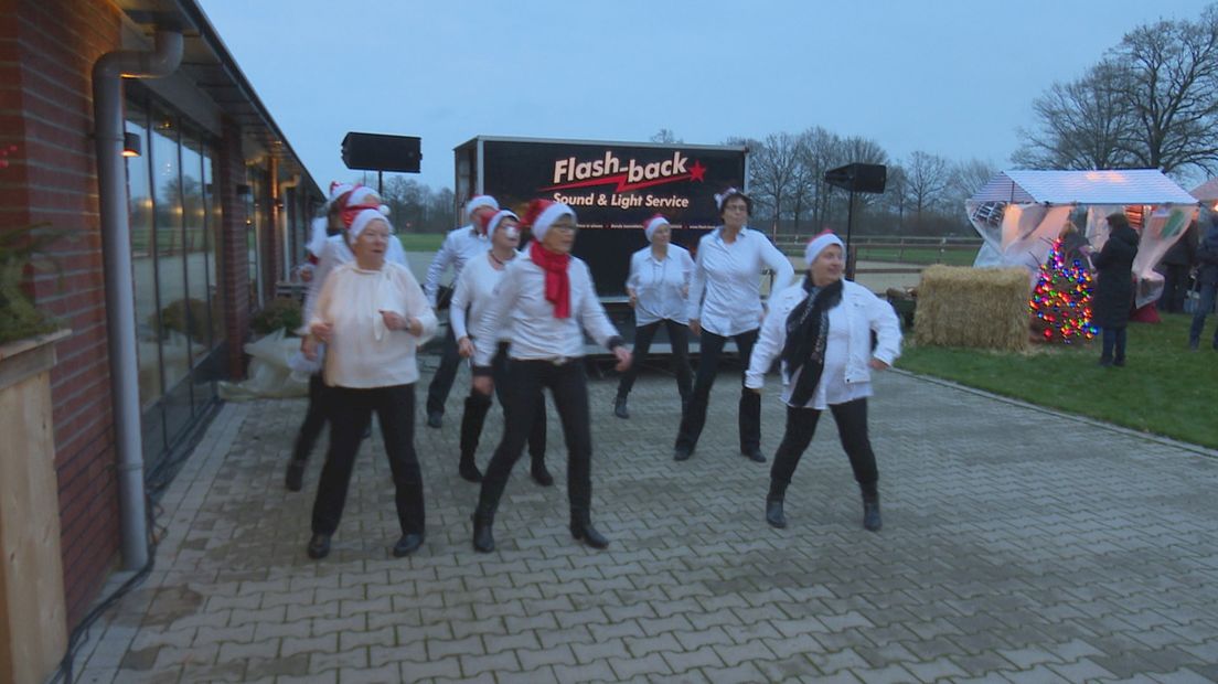 De bewoners hebben allemaal een rol op de kerstmarkt