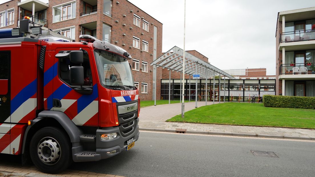 Een brandweerauto op de Schoolstraat in Bedum