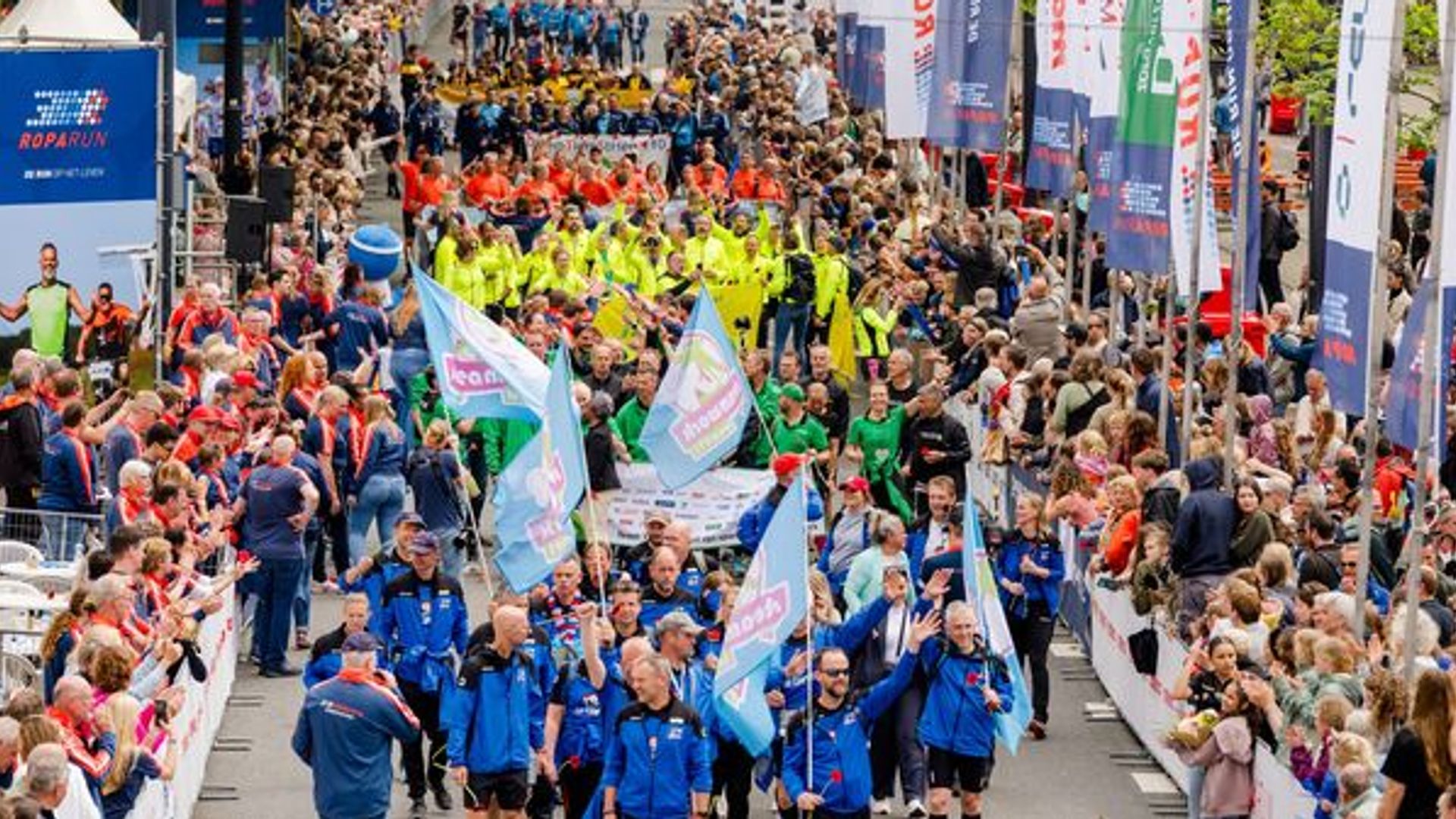 De Coolsingel krijgt kleur van de feestende deelnemers
