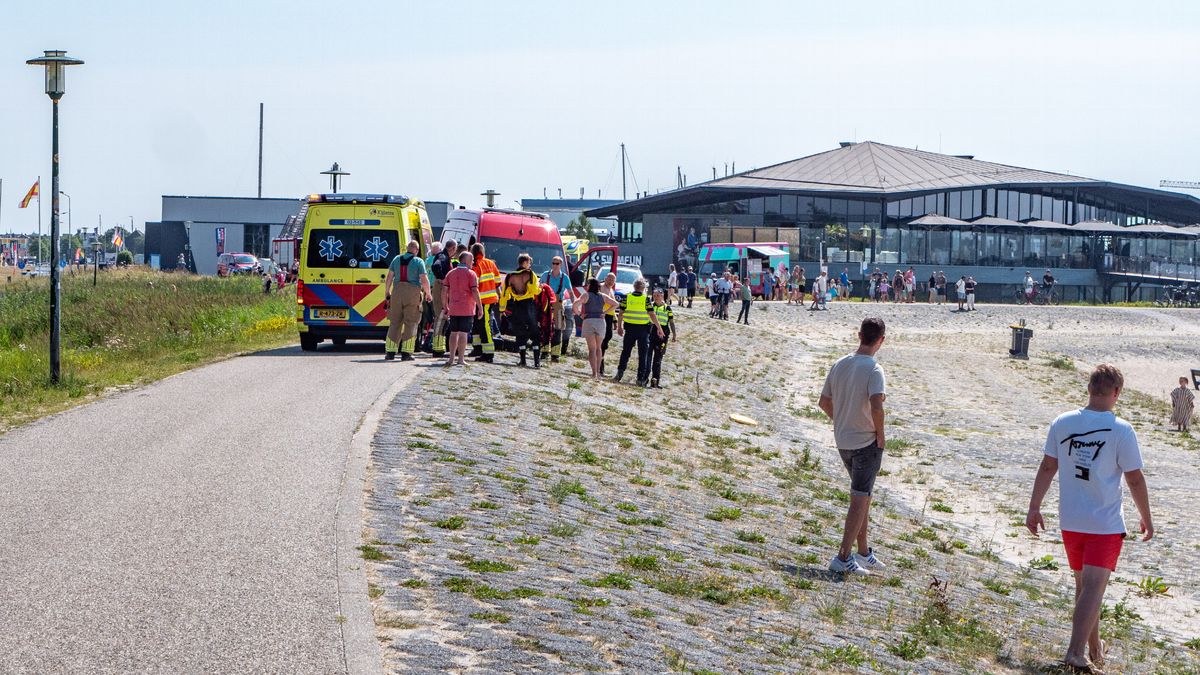 Hulpdiensten halen man uit het water bij Lemmer | Vliegtuig op Ameland maakte geen noodlanding