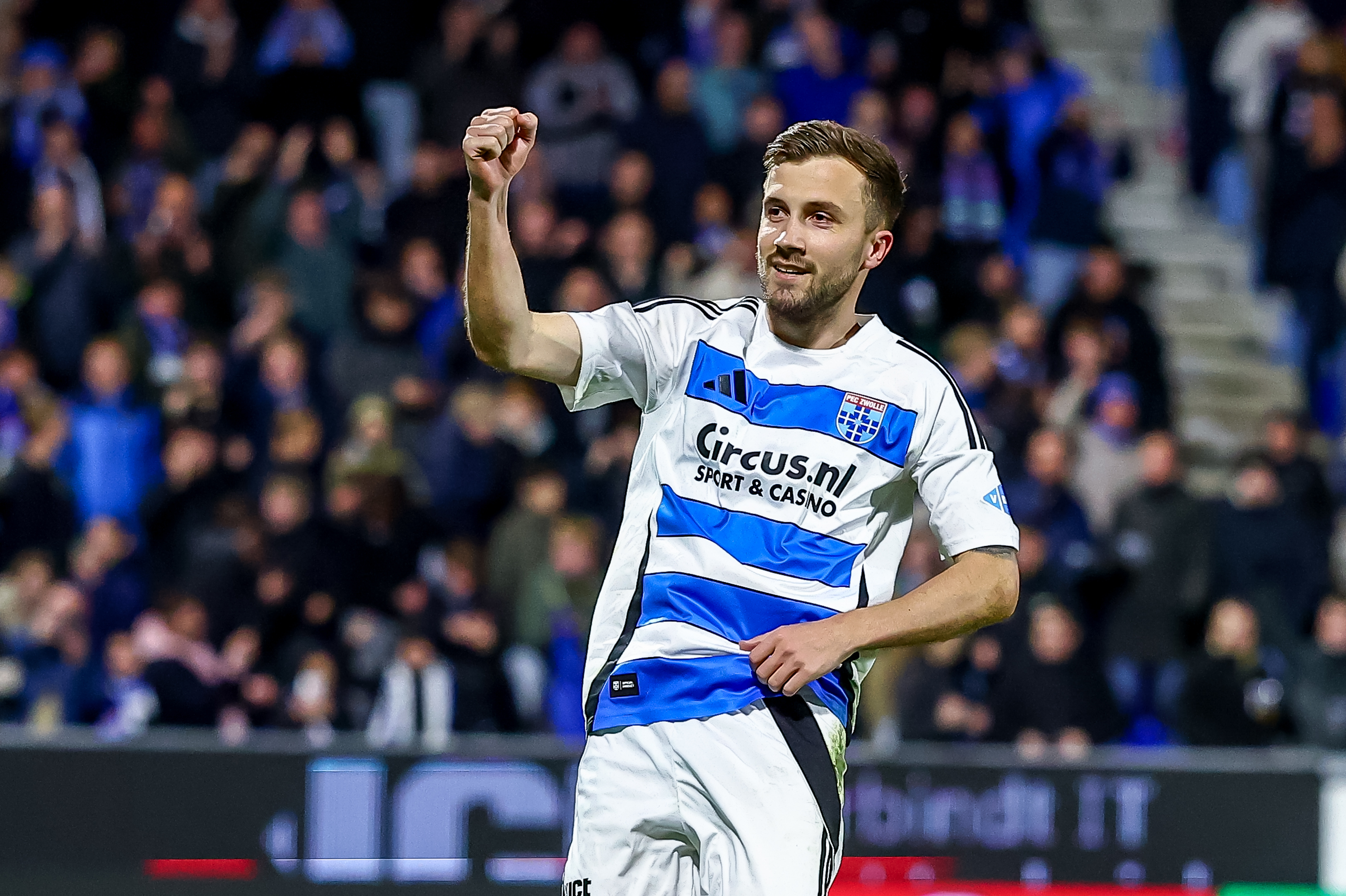 Dylan Vente viert een doelpunt voor PEC Zwolle