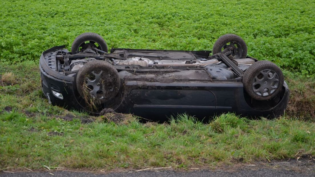 Hoe de auto in de greppel is beland, is niet duidelijk