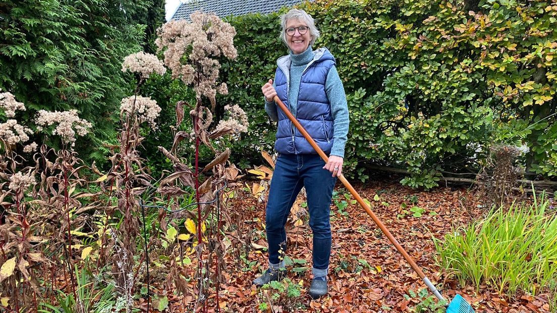 Marianne laat de bladeren liggen en gaat niet snoeien