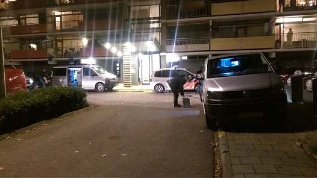 In een flatwoning aan de Kortlandplaats in de Arnhemse wijk Elderveld is zondagavond een dode vrouw aangetroffen.