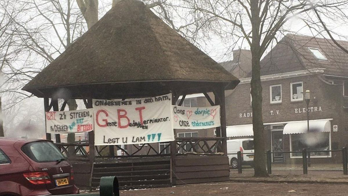 Wethouder haalt kritische doeken uit centrum Den Ham en wast ze uit