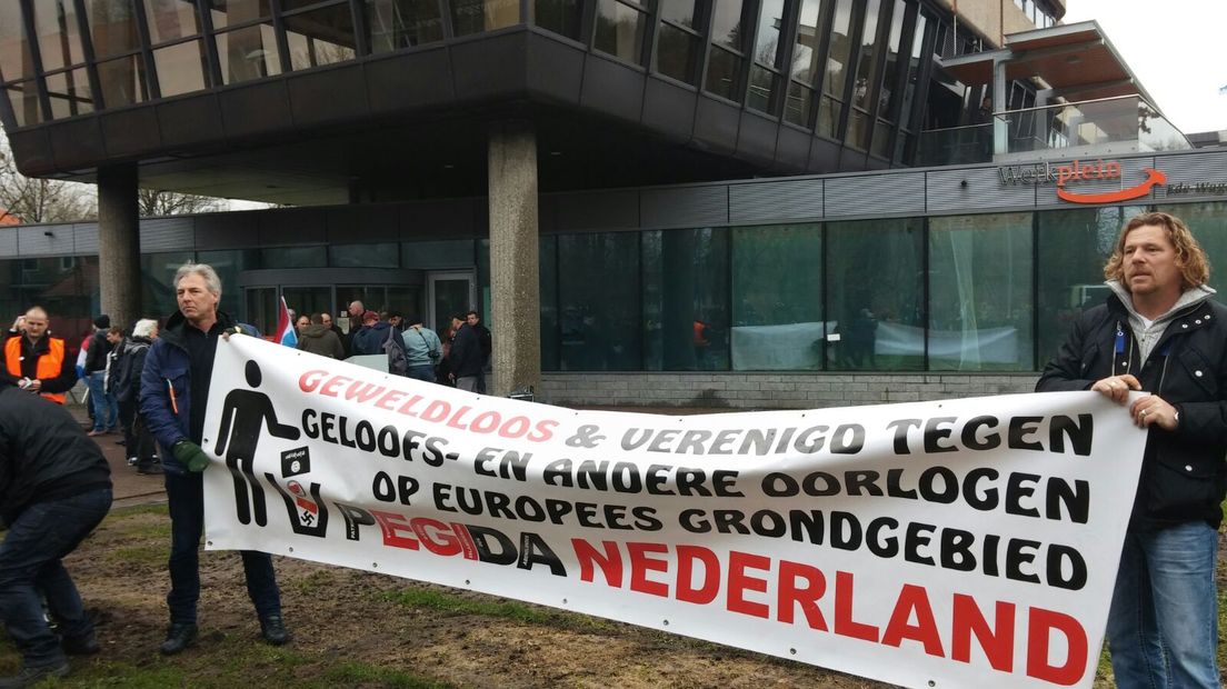 Op het Raadhuisplein in het centrum van Ede hebben zaterdagmiddag ruim 70 mensen tegen de komst van een asielzoekerscentrum betoogd. De demonstratie was een initiatief van de beweging DTG (Demonstranten Tegen Gemeenten).