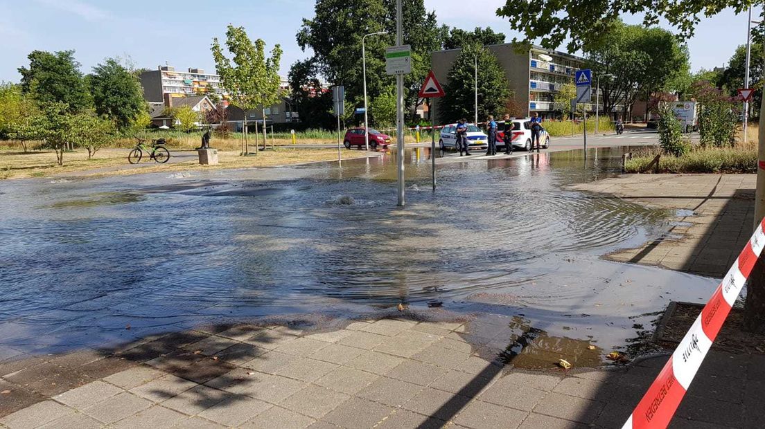 Het water stroomt onder meer de Gruttostraat in.