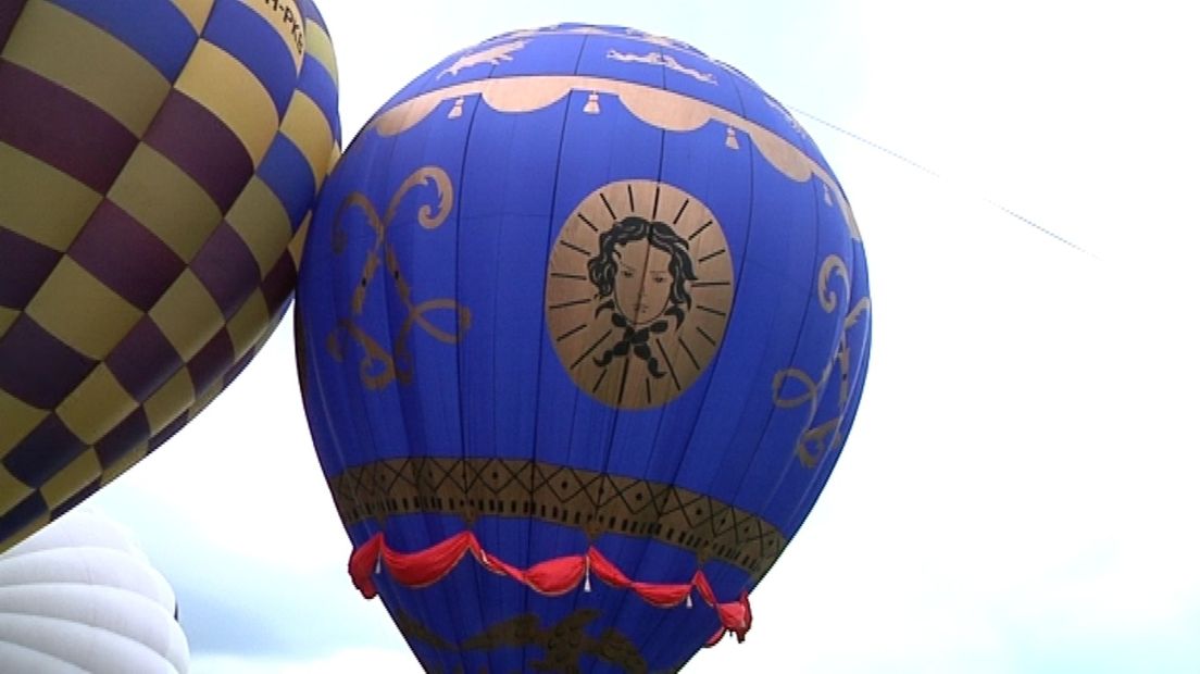 De replica van de eerste luchtballon die in 1783 de lucht in ging.