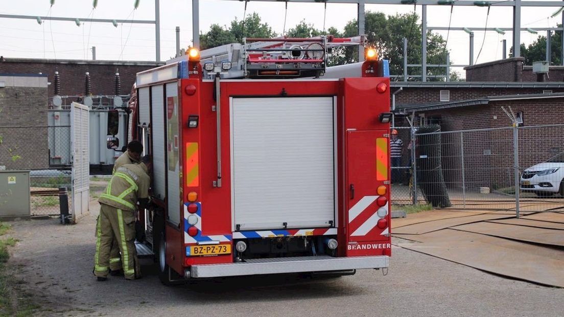 Brandweer bij verdeelstation Almelo