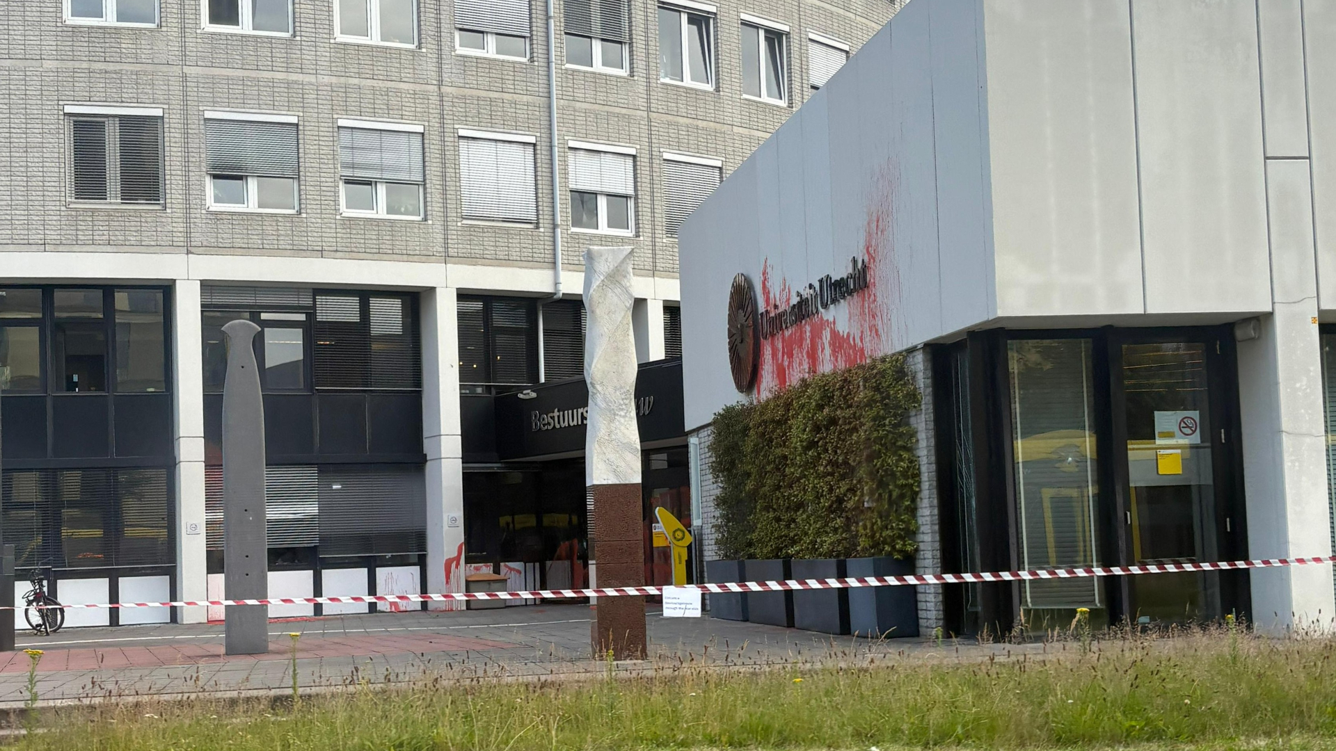 Kapotte ramen en rode verf: bestuursgebouw van de Universiteit Utrecht beklad