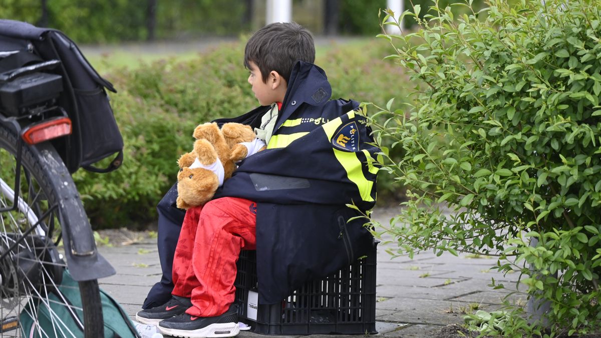Politie troost jongen met teddybeer na ongeval in Wierden