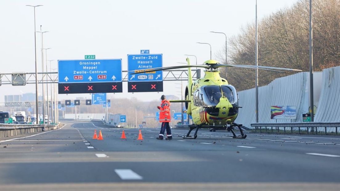 Een traumahelikopter landt op de plek van het ongeluk