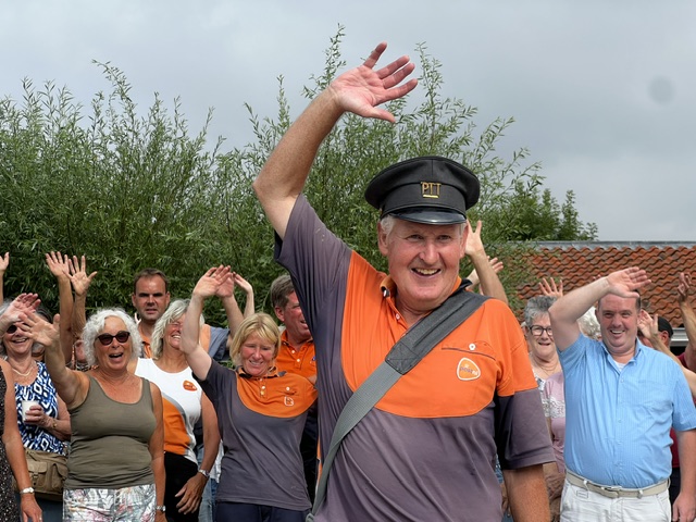 Postbode Piet stopt na zeventien jaar: Ritthem verrast hem op laatste ronde