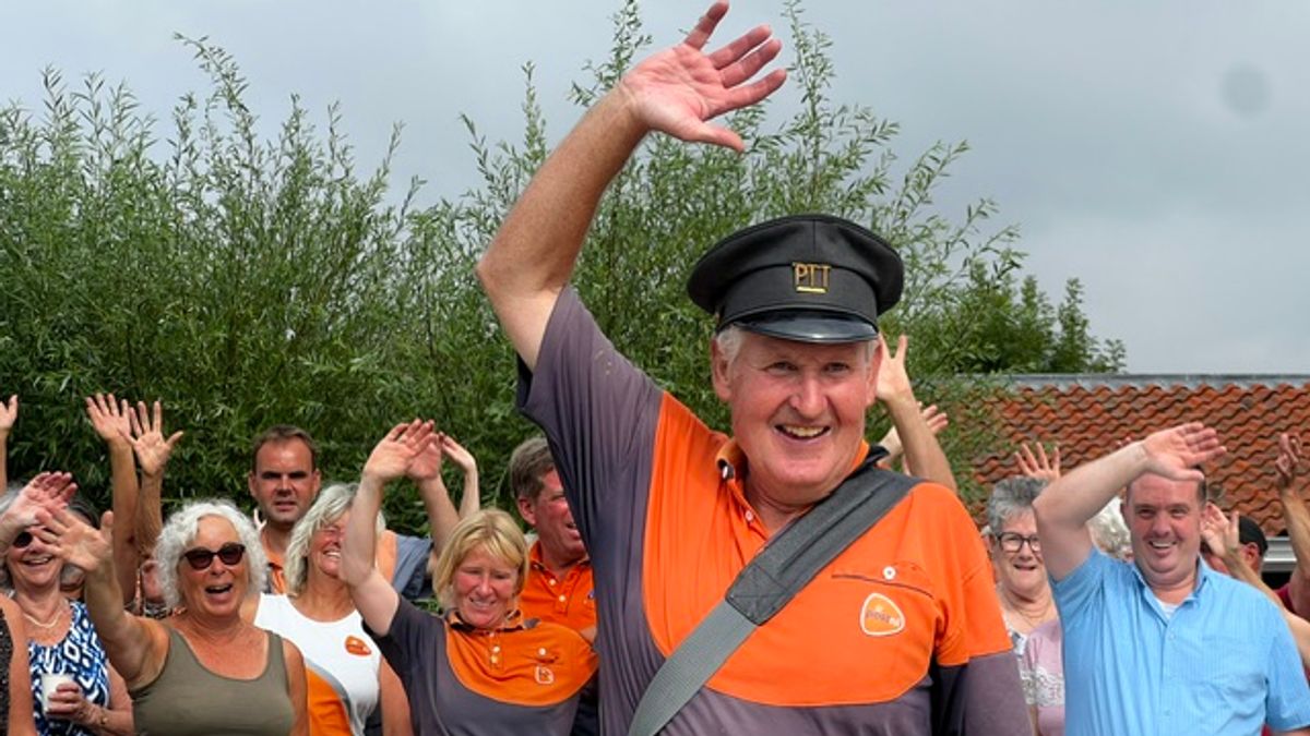Postbode Piet stopt na zeventien jaar: Ritthem verrast hem op laatste ronde