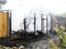 112-nieuws | Schuren volledig uitgebrand - Busje op zijn kant na botsing
