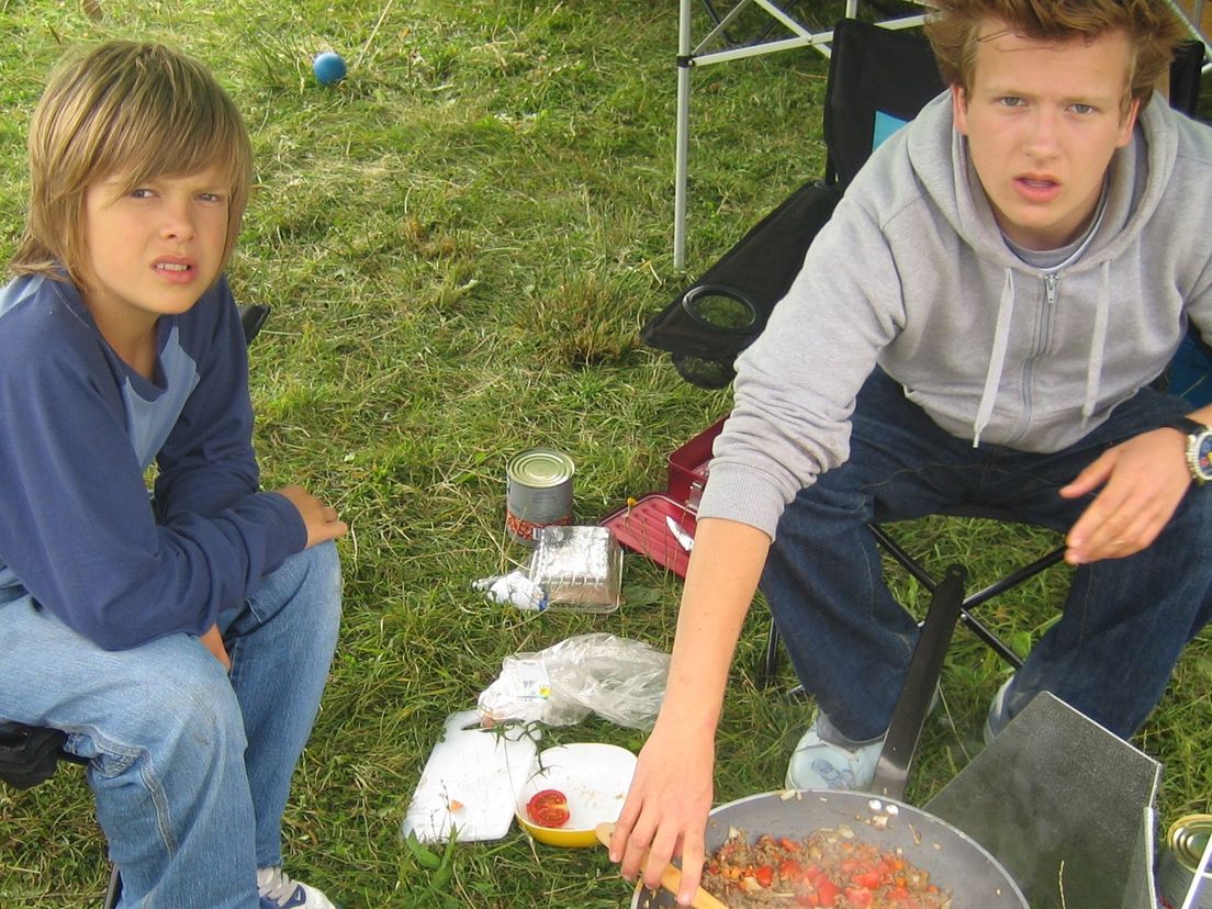 Rokus (links) en Jim (rechts) aan het koken op de camping tijdens een vakantie op Vlieland