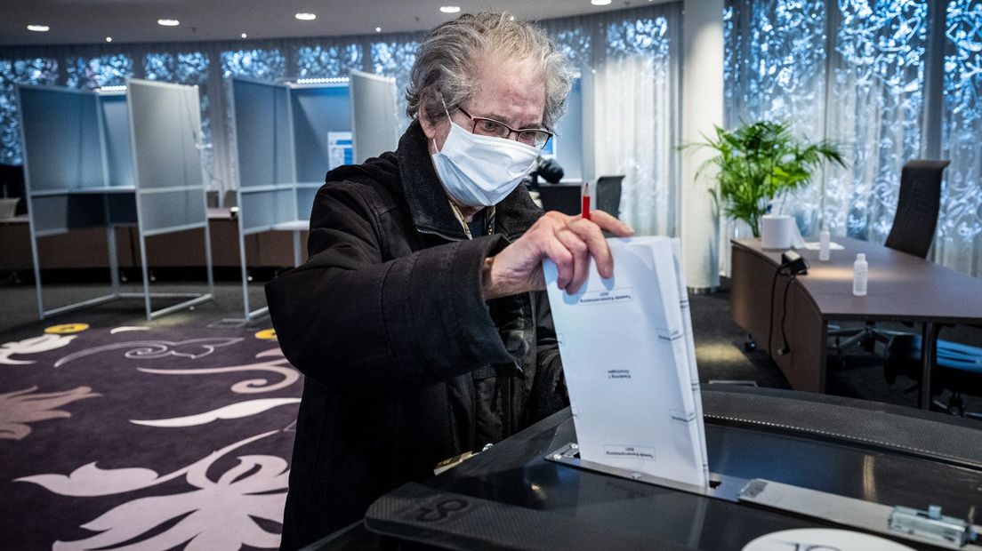 Een vrouw brengt haar stem uit tijdens de vorige verkiezingen