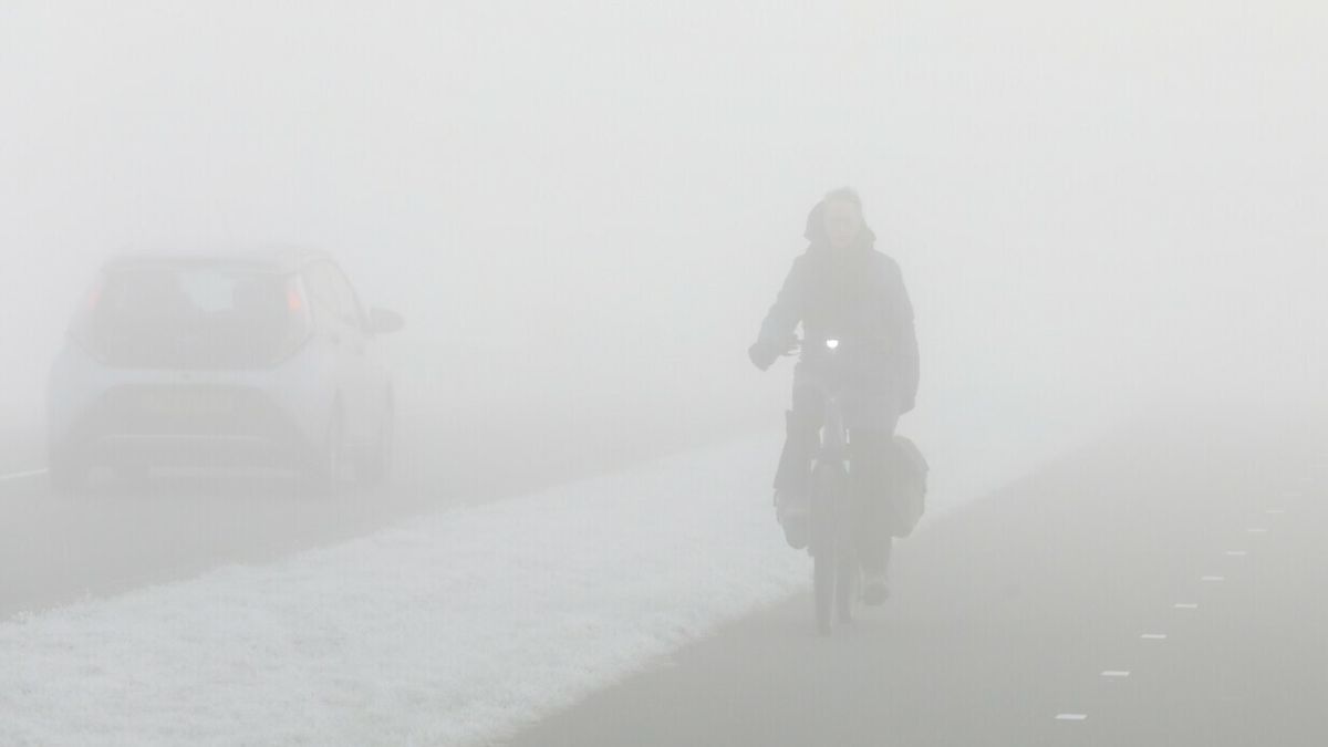 Code geel vanwege plaatselijke mist | Auto en fietser botsen in Heerenveen