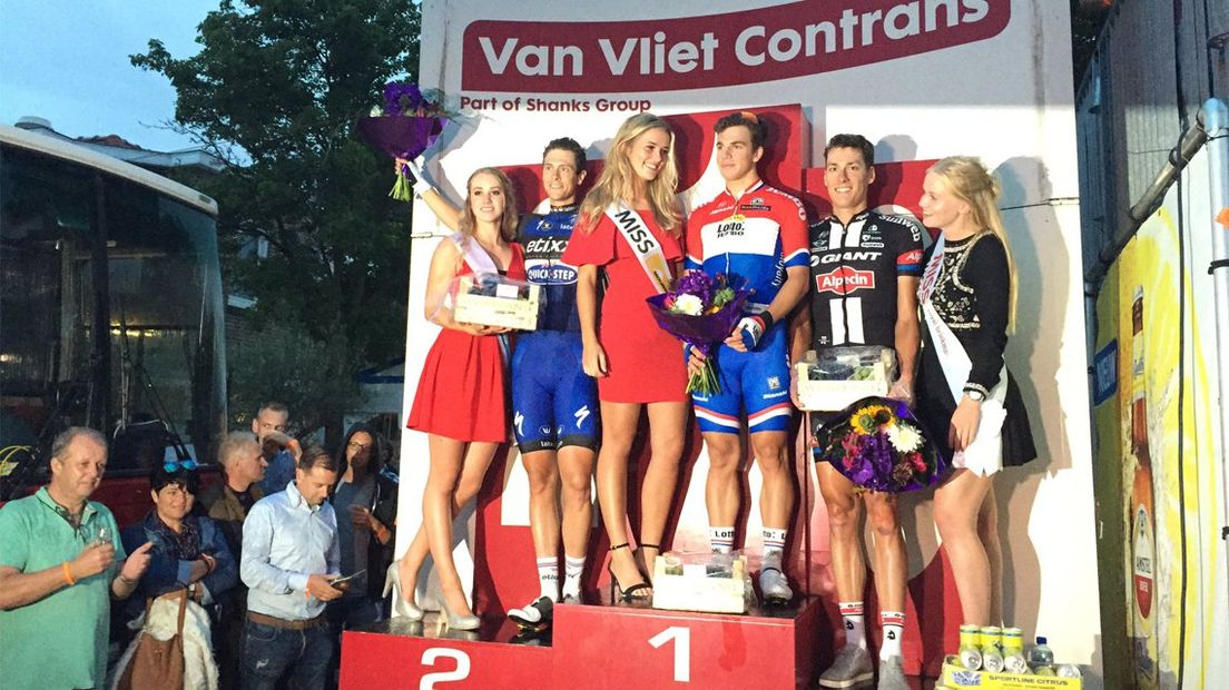 Dylan Groenewegen (m), Niki Terpstra (l) en Ramon Sinkeldam op het podium van de Wateringse Wielerdag.