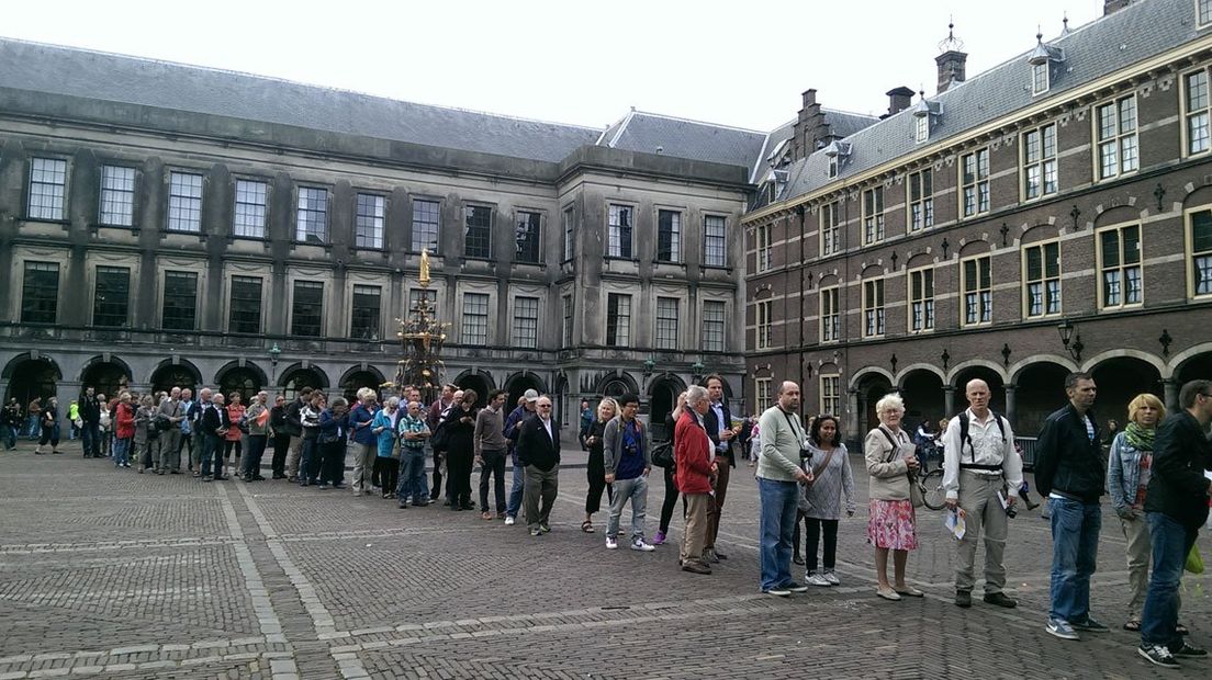 Rij wachtenden voor open dag Eerste Kamer. (Archief