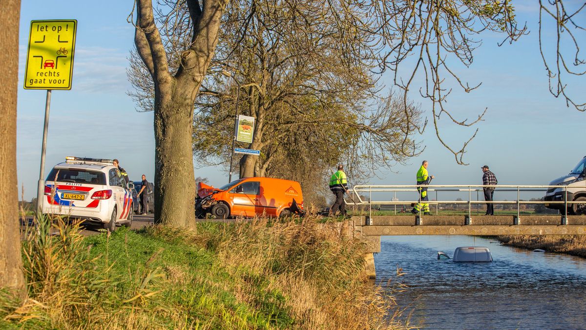 Auto kopje onder in Waverveen, bestuurder raakt lichtgewond
