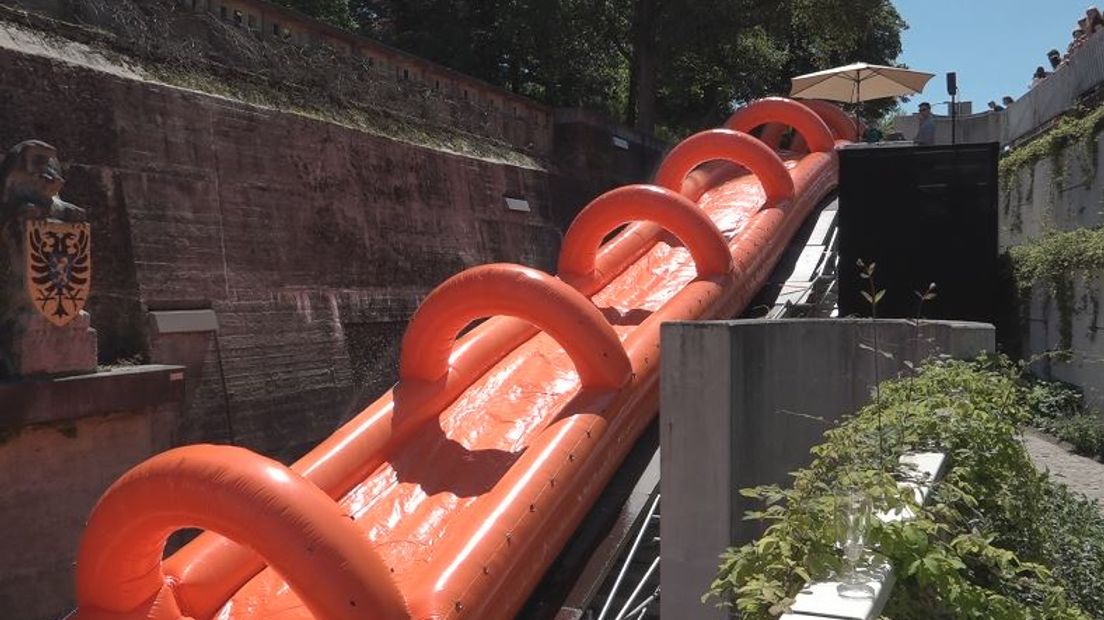 Het weer is er perfect voor: een verkoelende duik nemen in het water. Liefhebbers van waterpret kunnen zich sinds donderdagmorgen uitleven op een 200 meter lange waterglijbaan in Nijmegen.